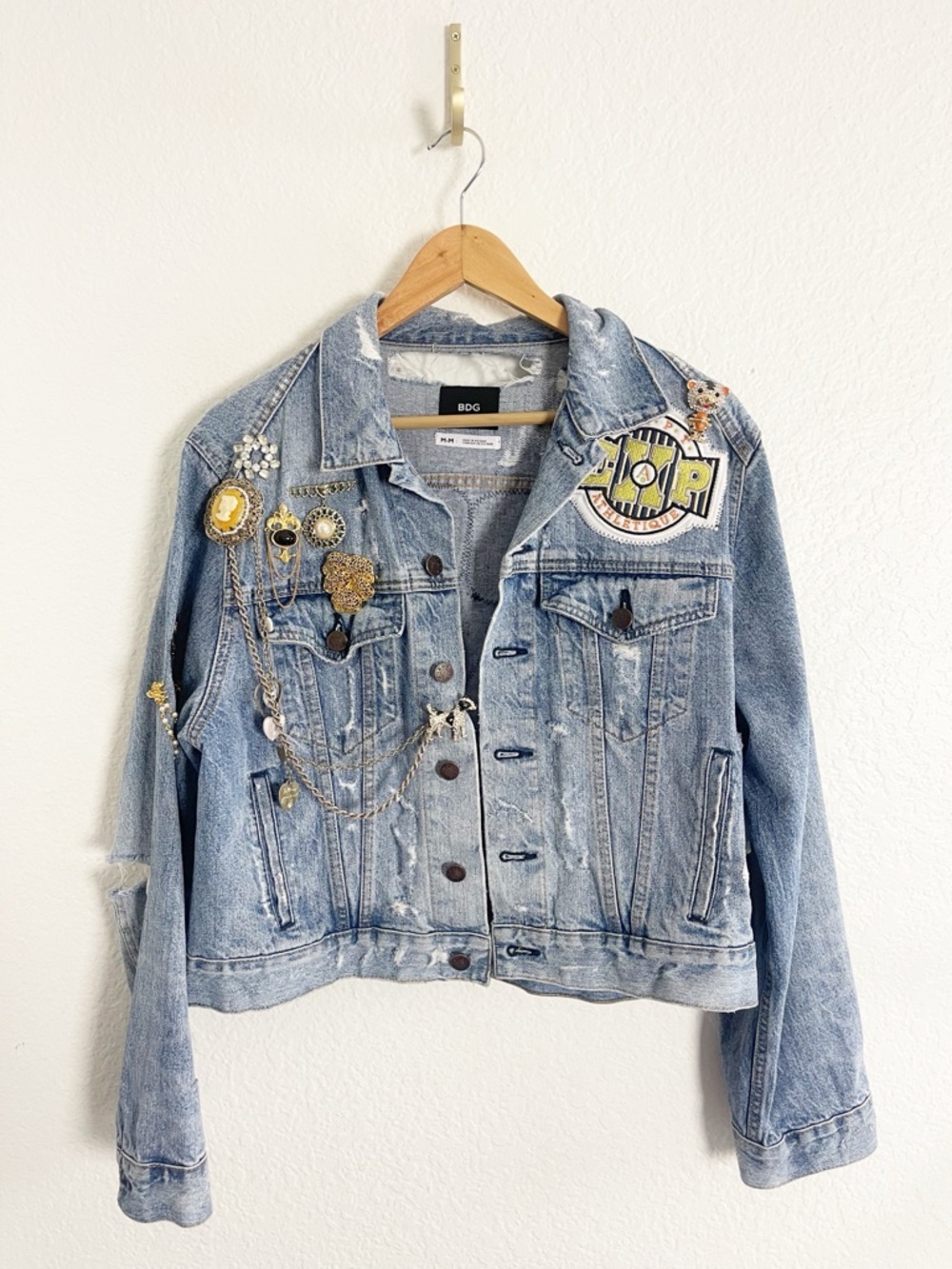 Brooch Crazy! Embellished Denim Jackets with antique brooches. - Picture 4 of 13